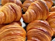 Domácí křupavoučké máslové croissanty, které si ihned zamilujete: Domácí francouzská snídaně na vašem stole!