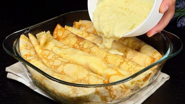 Zapečené palačinky plněné vejcem, šunkou, sýrem a cibulkou přelité zakysanou smetanou se sýrem Zapečené palačinky plněné vejcem, šunkou, sýrem a cibulkou přelité zakysanou smetanou se sýrem