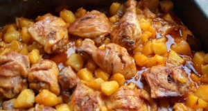 Vždy když nemám čas, tak připravím tento recept na lahodné kuře pečené s bramborami v jednom pekáči