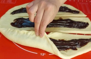 Připravte si tento skvělý nutellový pletenec z kynutého těsta!