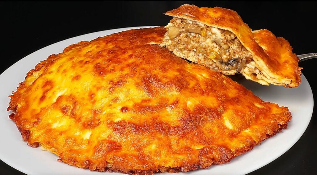 Netradiční palačinkové lasagne s bešamelem, mletým masem a sýrem