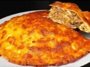 Netradiční palačinkové lasagne s bešamelem, mletým masem a sýrem