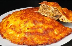 Netradiční palačinkové lasagne s bešamelem, mletým masem a sýrem