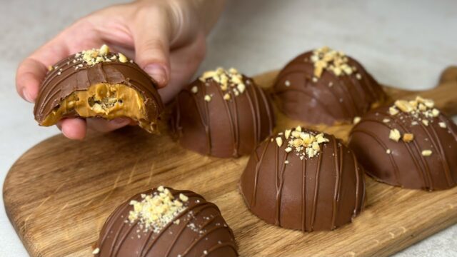 Čokoládové polokoule s karamelovým krémem a oříšky - Vánoční cukroví!