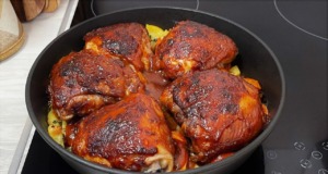 Zapečená kuřecí stehna na zelenině v sladké medové omáčce, s čerstvým zeleninovým salátem s avokádem Zapečená kuřecí stehna na zelenině v sladké medové omáčce, podávaná s čerstvým zeleninovým salátem s avokádem - skvělá večeře na stole!