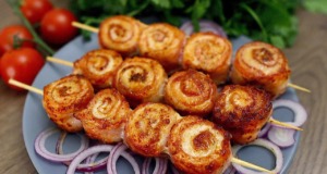Delikátní kuřecí špízy obalené v slaninovém závoji Delikátní kuřecí špízy obalené v slaninovém závoji - křupavá svačinka!