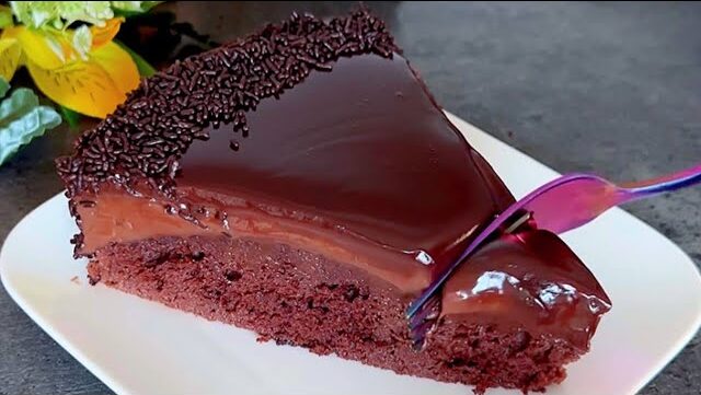 Luxusní kakaový dort s kávovým krémem a čokoládovou polevou: Sladká delikatesa pro všechny milovníky čokolády