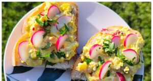 Vaječná pomazánka je rychlá, jednoduchá a ideální na snídani, svačinu nebo večeři