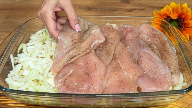 Zapečená pochoutka z nastrouhaných brambor, cibule a kuřecího masa podávaná s gurmánským salátem Zapečená pochoutka z nastrouhaných brambor, cibule a kuřecího masa podávaná s gurmánským salátem