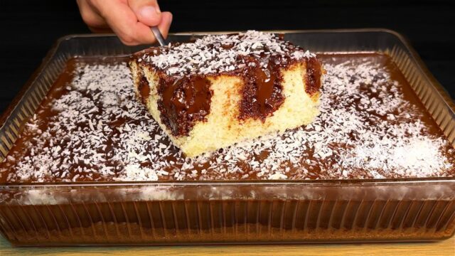 Šťavnatý koláč s čokoládovým krémem, polevou a kokosem – Sladký požitek za pár minut! Šťavnatý koláč s čokoládovým krémem, polevou a kokosem – Sladký požitek za pár minut!