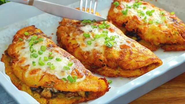 Bramborová placka plněná kuřecím masem, žampiony a zelenou cibulkou se sýrem mozzarella Bramborová placka plněná kuřecím masem, žampiony a zelenou cibulkou se sýrem mozzarella