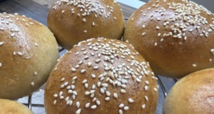 Vynikající nadýchané domácí hamburgerové housky Vynikající nadýchané domácí hamburgerové housky