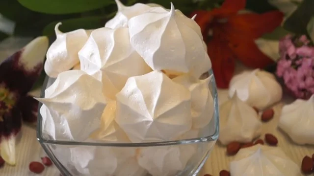 Vánoční pusinky z vaječného bílku s vůní citronů - pouze 3 ingredience! Vánoční pusinky z vaječného bílku s vůní citronů - pouze 3 ingredience!