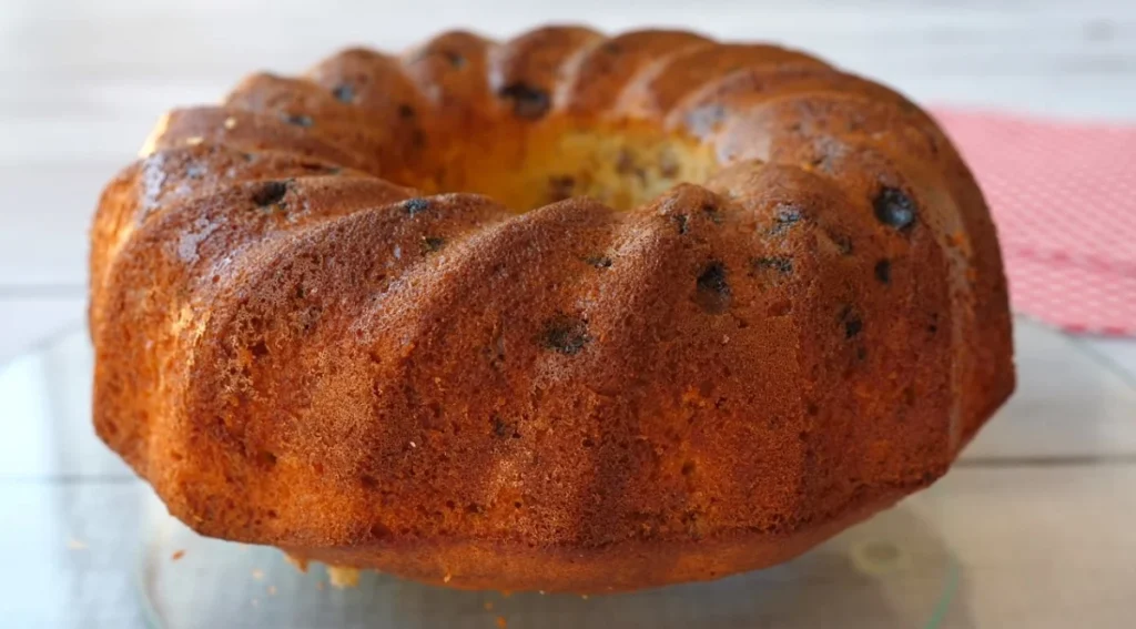 Jednoduchá bábovka s rozinkami a ořechy s vůní vanilky - sladká pochoutka!