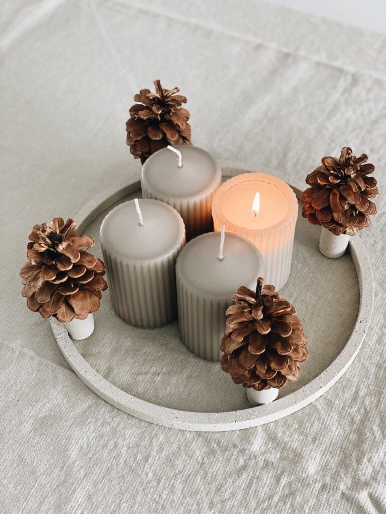 Minimalistický DIY adventní věnec: Rychlá a stylová vánoční dekorace