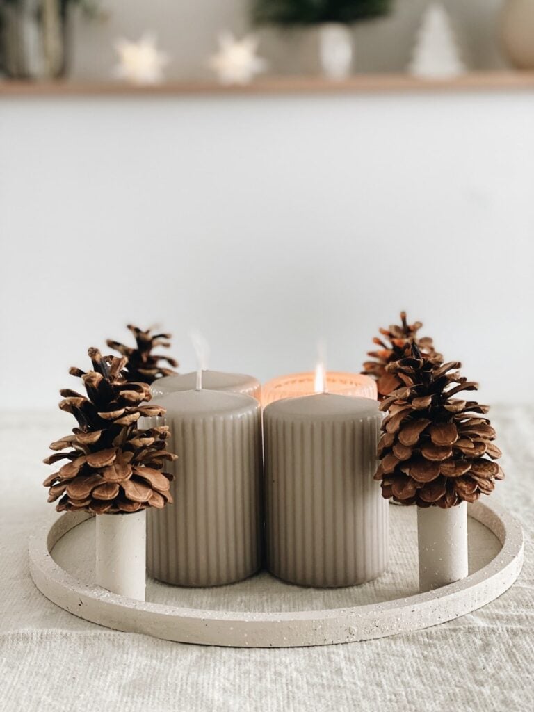 Minimalistický DIY adventní věnec: Rychlá a stylová vánoční dekorace