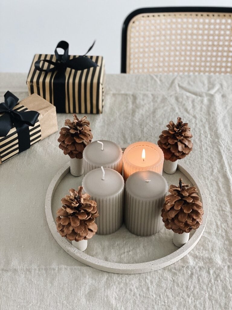 Minimalistický DIY adventní věnec: Rychlá a stylová vánoční dekorace