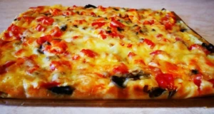 Jednoduchá domácí pizza: Jemné těsto, zakysaná smetana, rajčata a spousta sýra Jednoduchá domácí pizza: Jemné těsto, zakysaná smetana, rajčata a spousta sýra