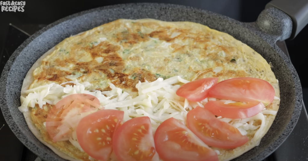 Domácí tortilla plněná sýrem, šunkou a rajčaty s voňavou vaječnou směsí – snadná a rychlá pochoutka