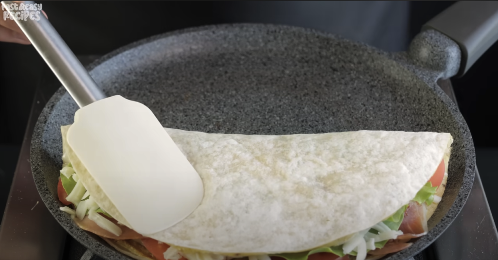 Domácí tortilla plněná sýrem, šunkou a rajčaty s voňavou vaječnou směsí – snadná a rychlá pochoutka