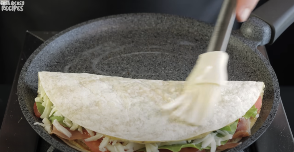 Domácí tortilla plněná sýrem, šunkou a rajčaty s voňavou vaječnou směsí – snadná a rychlá pochoutka