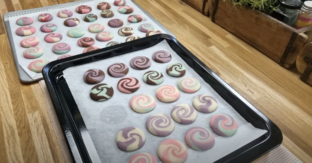 Okouzlující barevné COOKIES s mramorovým máslem - krásná barevnost na talíři!