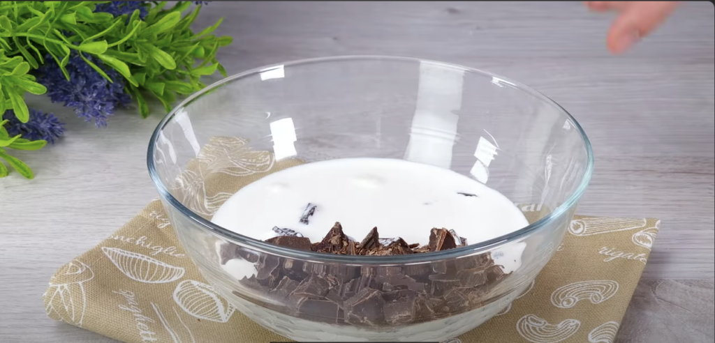 Desert de biscuiți cu cireșe cocktail, fursecuri Oreo și glazură de ciocolată - NU COACE!