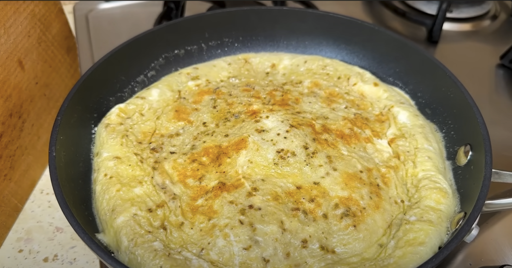 Zlatá tortilla s vaječnou směsí, jarní cibulkou, mozzarellou a rajčaty - rychlá večeře na stole!