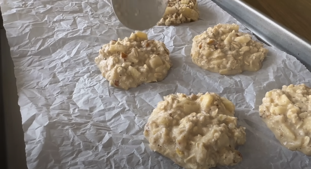 Křupavé ovesné cookies s vlašskými ořechy a jablky – sladká harmonie s vůní vanilky a medu