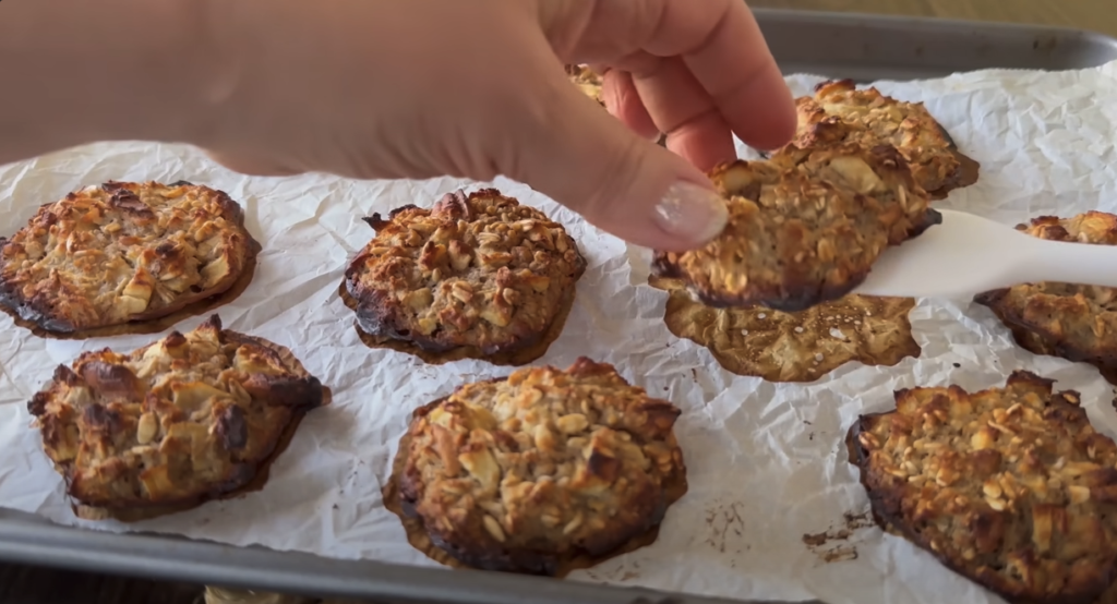 Křupavé ovesné cookies s vlašskými ořechy a jablky – sladká harmonie s vůní vanilky a medu