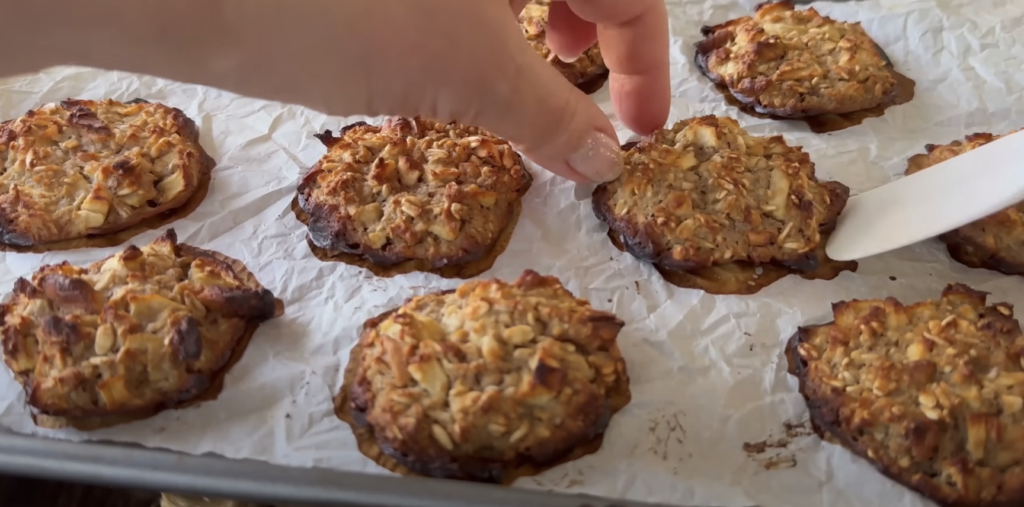 Křupavé ovesné cookies s vlašskými ořechy a jablky – sladká harmonie s vůní vanilky a medu