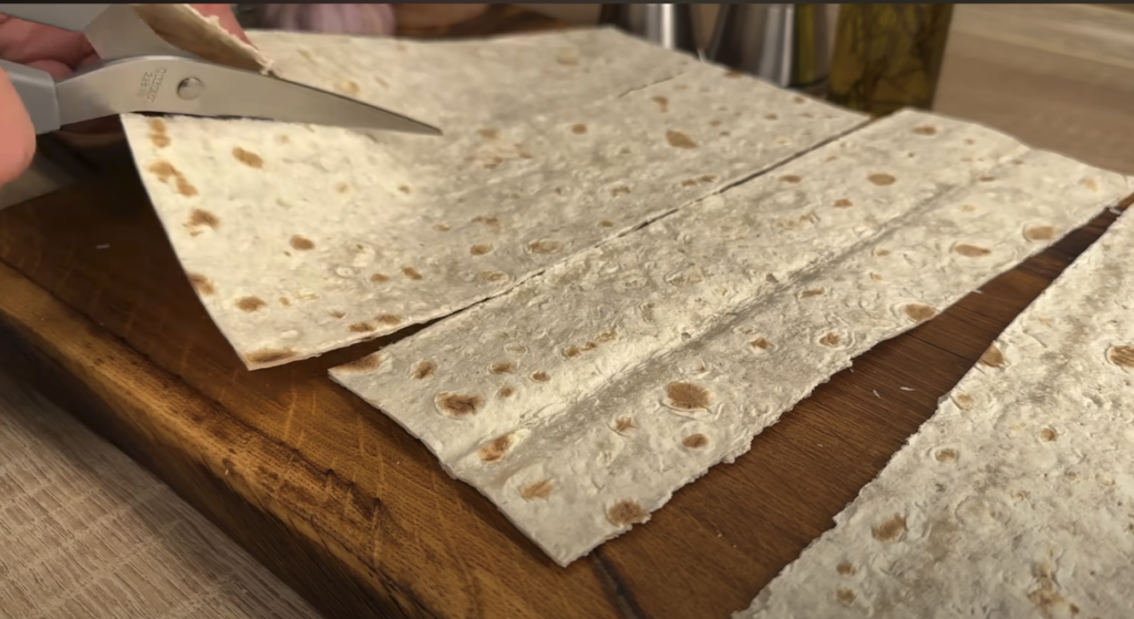 Ruladă de tortilla crocantă cu brânză umplută cu pui și legume