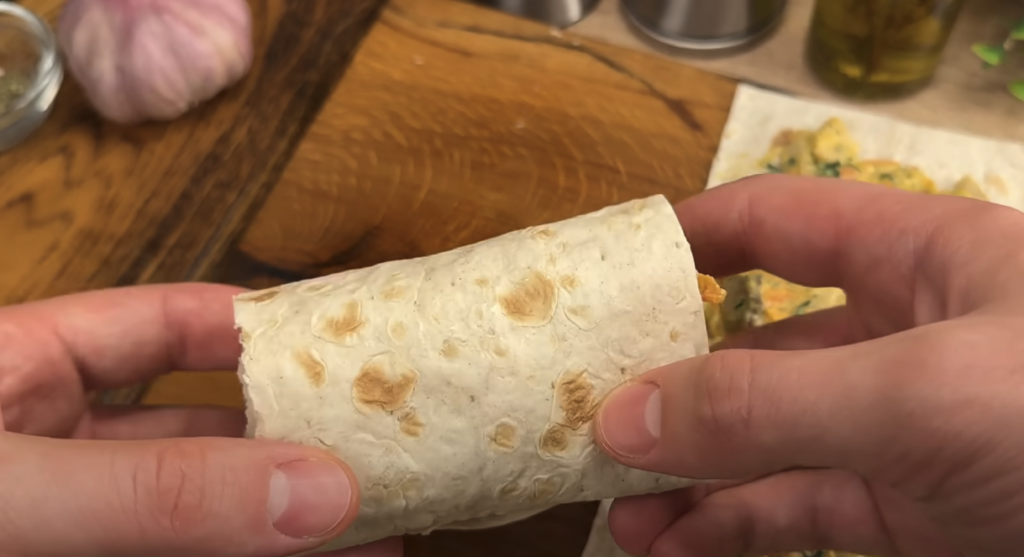 Ruladă de tortilla crocantă cu brânză umplută cu pui și legume