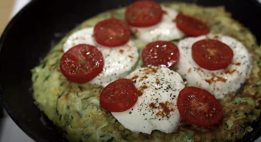 Smažená cuketová pizza se zakysanou smetanou s rajčaty a sýrem mozzarella - jednoduchá a snadná příprava!