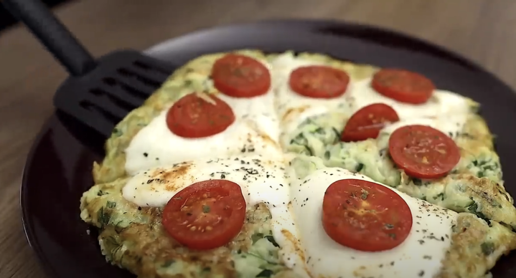 Smažená cuketová pizza se zakysanou smetanou s rajčaty a sýrem mozzarella - jednoduchá a snadná příprava!