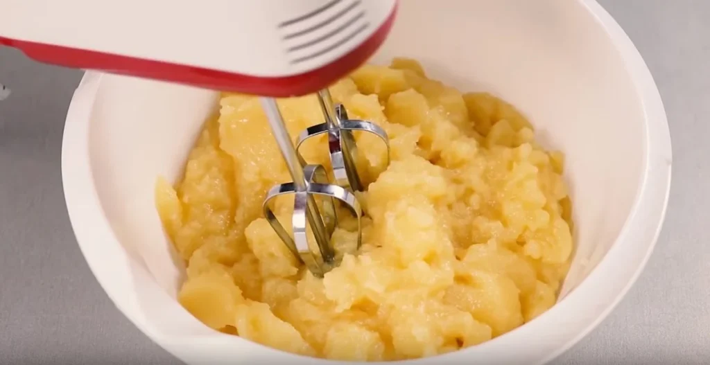 Tort de biscuiti fara coacere cu crema de portocale, banane si glazura de ciocolata