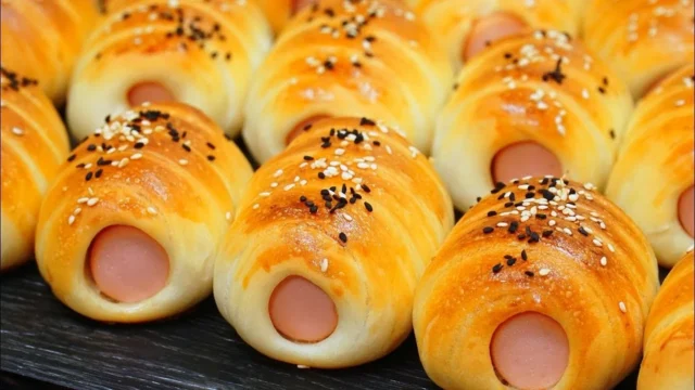 Kynuté párkové rolky: Lahodná slaná pochoutka s křupavou sezamovou kůrkou Kynuté párkové rolky: Lahodná slaná pochoutka s křupavou sezamovou kůrkou