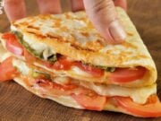 Domácí tortilla plněná sýrem, šunkou a rajčaty s voňavou vaječnou směsí – snadná a rychlá pochoutka