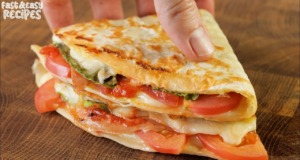 Domácí tortilla plněná sýrem, šunkou a rajčaty s voňavou vaječnou směsí – snadná a rychlá pochoutka Domácí tortilla plněná sýrem, šunkou a rajčaty s voňavou vaječnou směsí – snadná a rychlá pochoutka