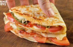 Domácí tortilla plněná sýrem, šunkou a rajčaty s voňavou vaječnou směsí – snadná a rychlá pochoutka