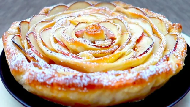 Šťavnatý jablečný dezert s pudinkovým krémem s vůní citronů a vanilky - ideální k horkému čaji nebo kávě!