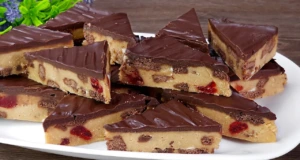 Rychlý a lahodný sušenkový dezert s třešněmi, Oreo a čokoládovou polevou – Bez pečení Rychlý a lahodný sušenkový dezert s třešněmi, Oreo a čokoládovou polevou – Bez pečení