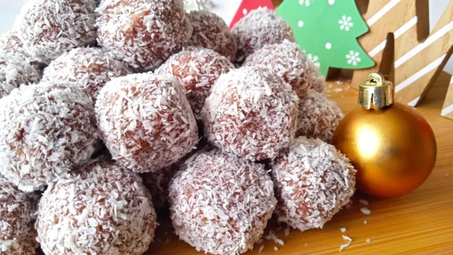 Vánoční rumové kuličky z piškotů obalené v kokosu - sladké pohoštění!