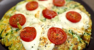 Smažená cuketová pizza se zakysanou smetanou s rajčaty a sýrem mozzarella Smažená cuketová pizza se zakysanou smetanou s rajčaty a sýrem mozzarella - jednoduchá a snadná příprava!