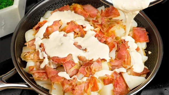 Zapečené brambory s bešamelovou omáčkou, šunkou a sýrem: Ideální rodinný oběd Zapečené brambory s bešamelovou omáčkou, šunkou a sýrem: Ideální rodinný oběd