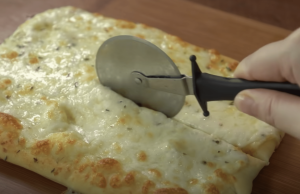 Inspirace na odpolední slané mlsání – Sýrové tyčinky s oreganem!