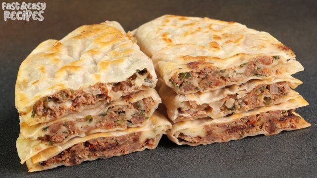 Křupavé tortilly plněné mletým hovězím masem, jarní cibulkou, petrželkou a sýrem - křupavá pochoutka!