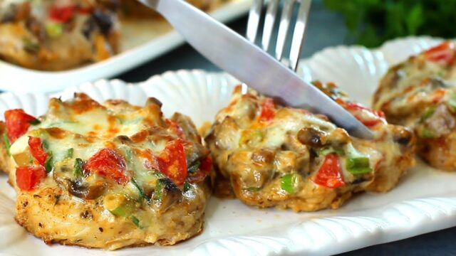 Vepřová panenka se žampionovo-sýrovou směsí, rajčaty a zelenou cibulkou Vepřová panenka se žampionovo-sýrovou směsí, rajčaty a zelenou cibulkou