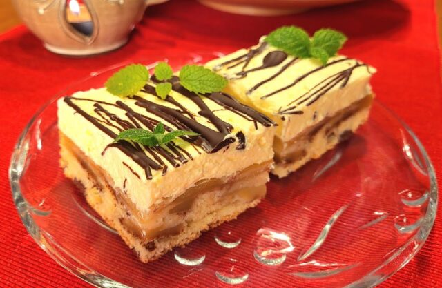 Lahodný jablečný koláč s vanilkovým krémem a čokoládovou ozdobou Lahodný jablečný koláč s vanilkovým krémem a čokoládovou ozdobou