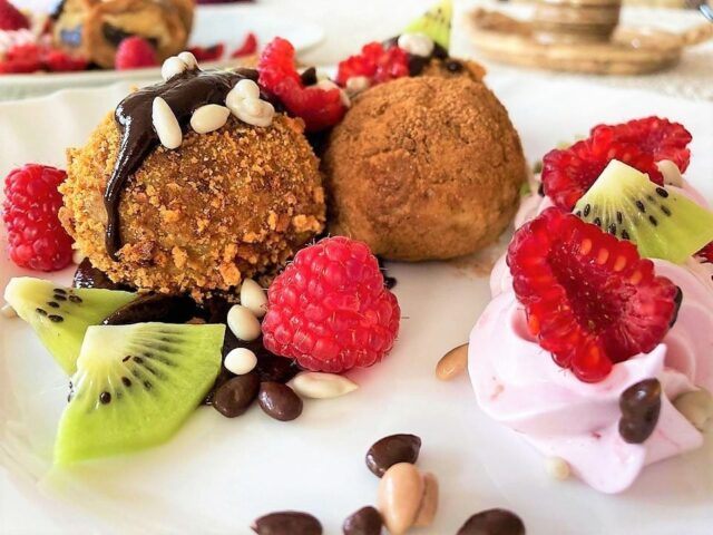 Bramborovo-perníkové knedlíčky plněné švestkami a marcipánem s malinovou pěnou a čokoládou Bramborovo-perníkové knedlíčky plněné švestkami a marcipánem s malinovou pěnou a čokoládou